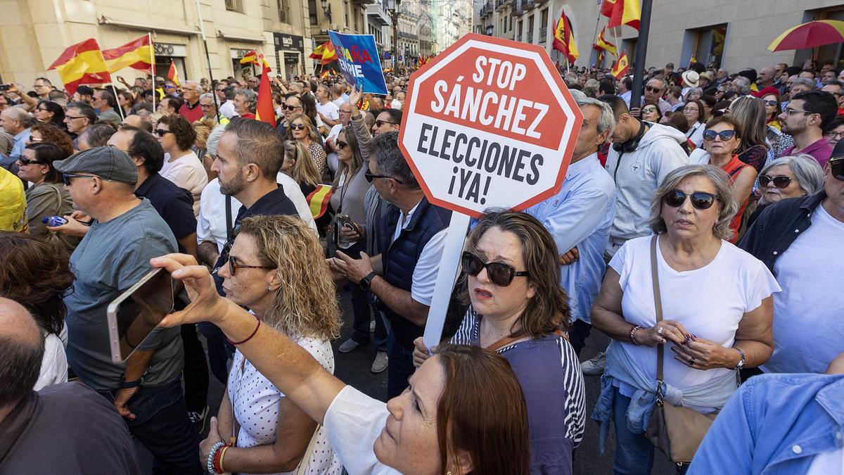 Miles de manifestantes abarrotan la Plaza del Ayuntamiento de Alicante