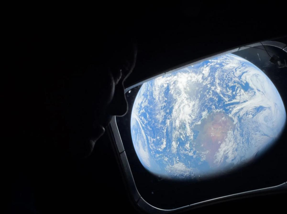 El comandant de la missió Artemis 2, Reid Wiseman, observa la Terra des de la nau espacial