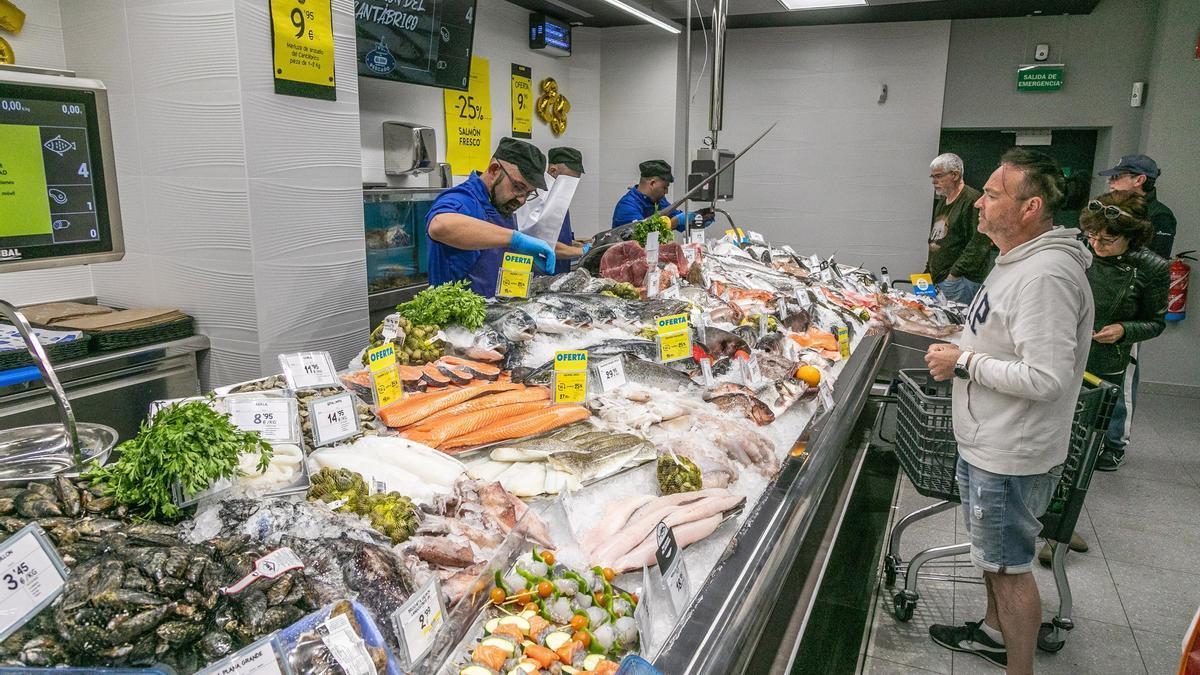 Sección de pescadería de un supermercado.