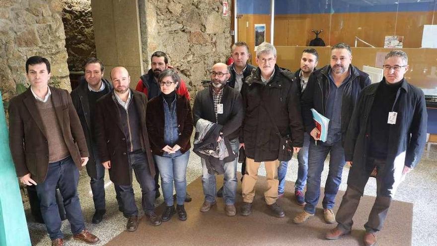 Representantes del comité de huelga, ayer, con Gonzalo Caballero y diputados de la oposición en el Parlamento.