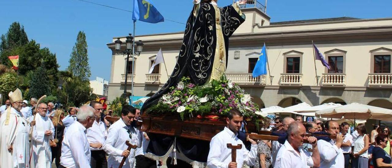 La Virgen, con su manto actual, en la procesión de 2016.