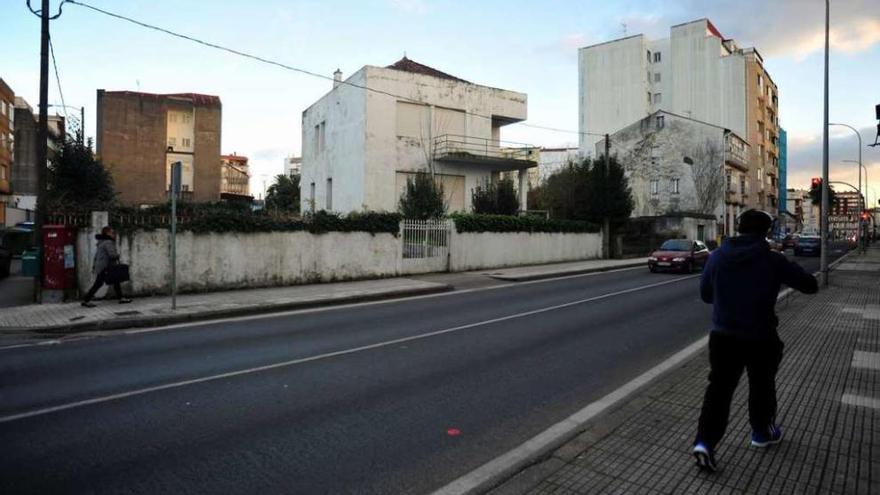 La Casa Becerra, en la avenida Rosalía de Castro. // Iñaki Abella