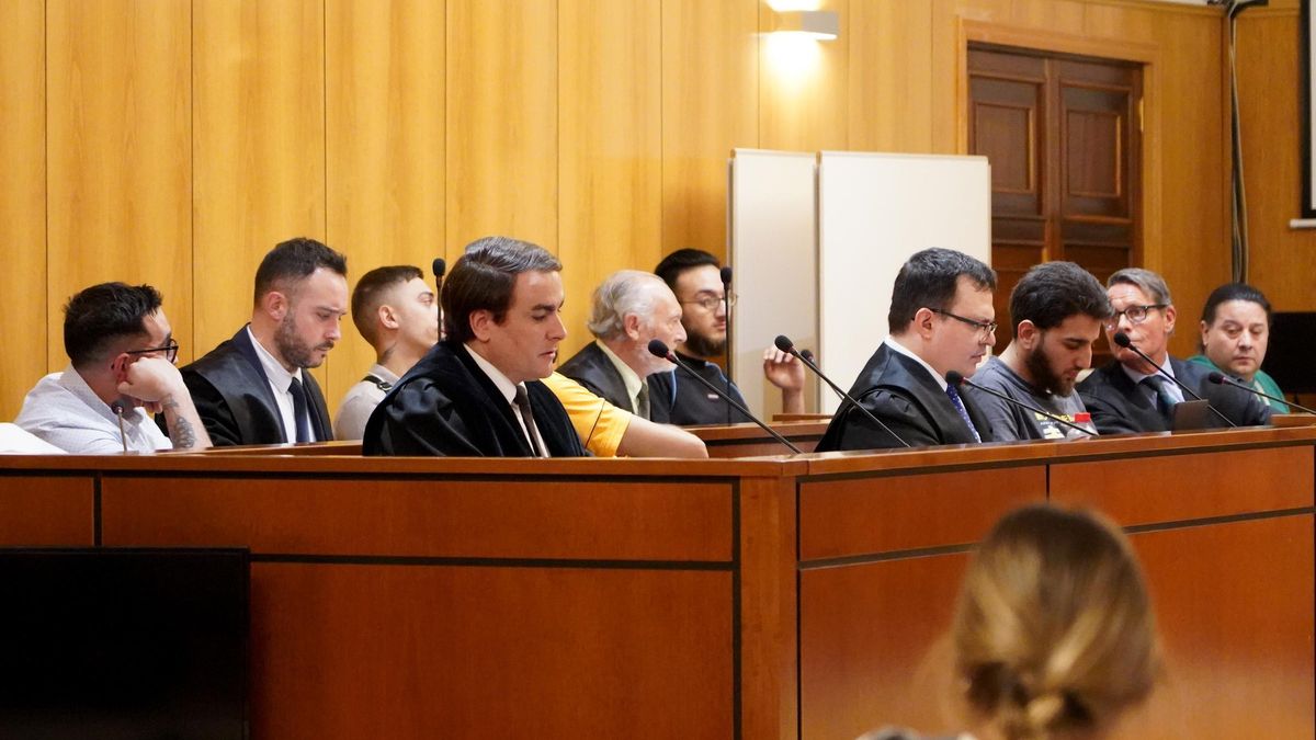 Juicio en la Audiencia Provincial contra cinco jóvenes que propinaron una paliza a otro en las fiestas de Pozaldez (Valladolid) por su condición sexual. Están acusados de un delito de odio y otro de lesiones.