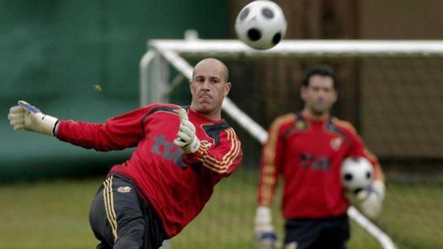 Pepe Reina entrena con la selección española.