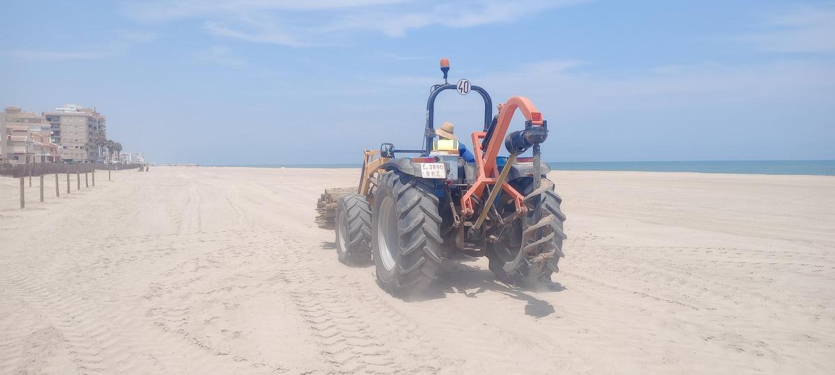 Un tractor, este jueves, en la playa.