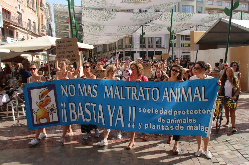 Centenares de personas se unen en Málaga contra la tauromaquia