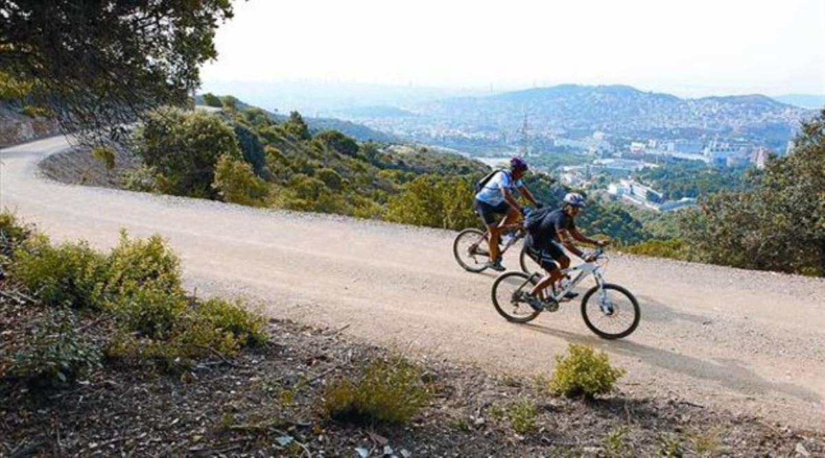 Dos ciclistes circulen pel nou tram de poc més de dos quilòmetres que ahir es va estrenar prop de la carretera d’Horta a Cerdanyola. Dos ciclistes circulen pel nou tram de poc més de dos quilòmetres que ahir es va estrenar prop de la carretera d’Horta a Cerdanyola.