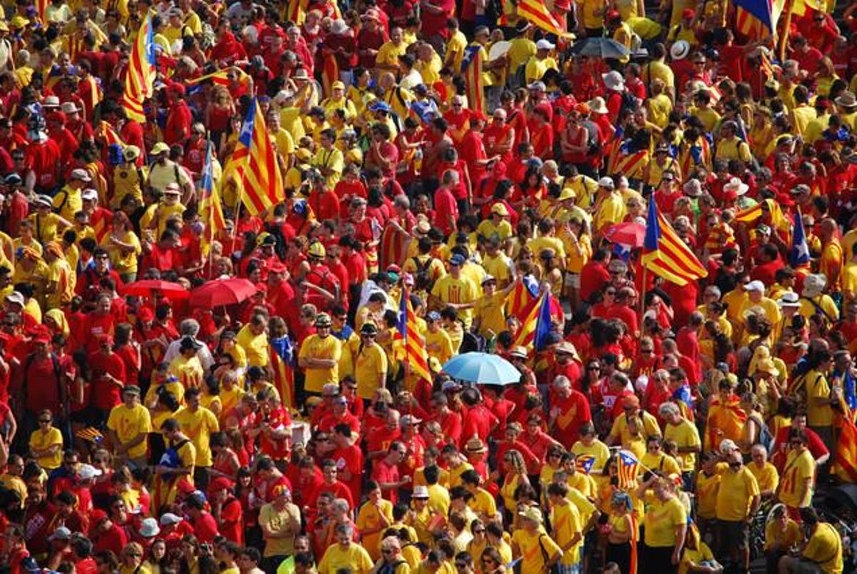 Imatge des d’un balcó de la senyera humana.