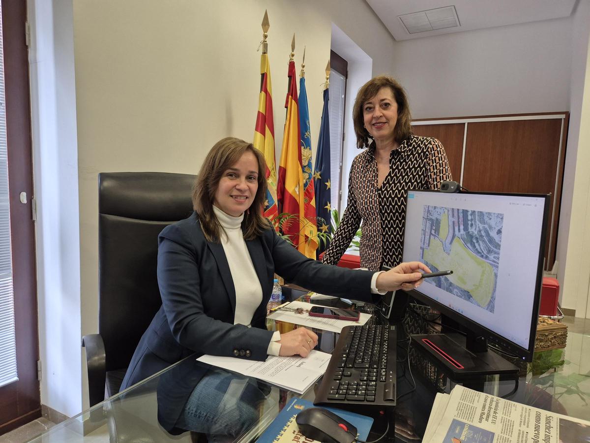 La alcalde y la edil de Urbanismo muestran los planos del terreno que ocupa El Almendro