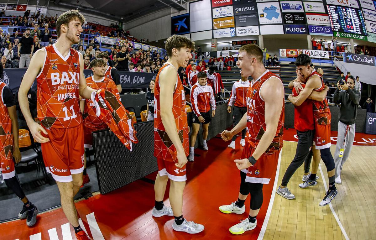 Els joves jugadors del Baxi celebrant la permanència al Grup A