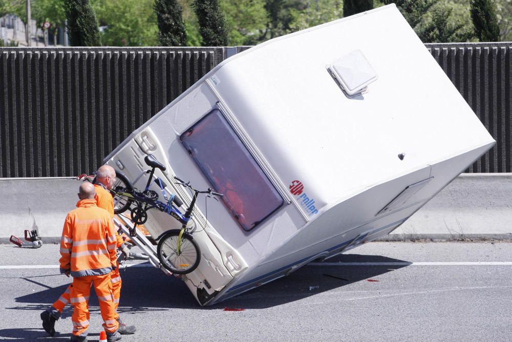 Una caravana bolca a l'AP-7 a Sarrià de Ter