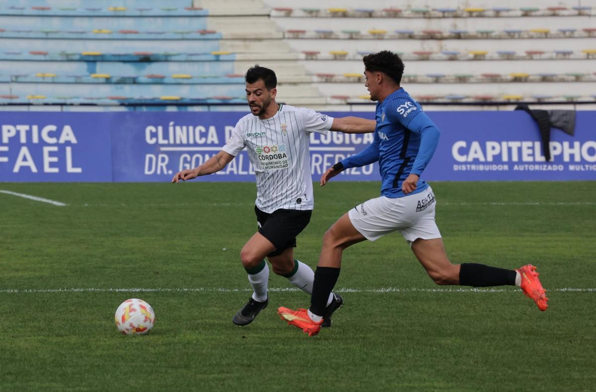 José Ruiz centra al área azulina durante el encuentro del Córdoba CF ante el San Fernando, en el Iberoamericano.