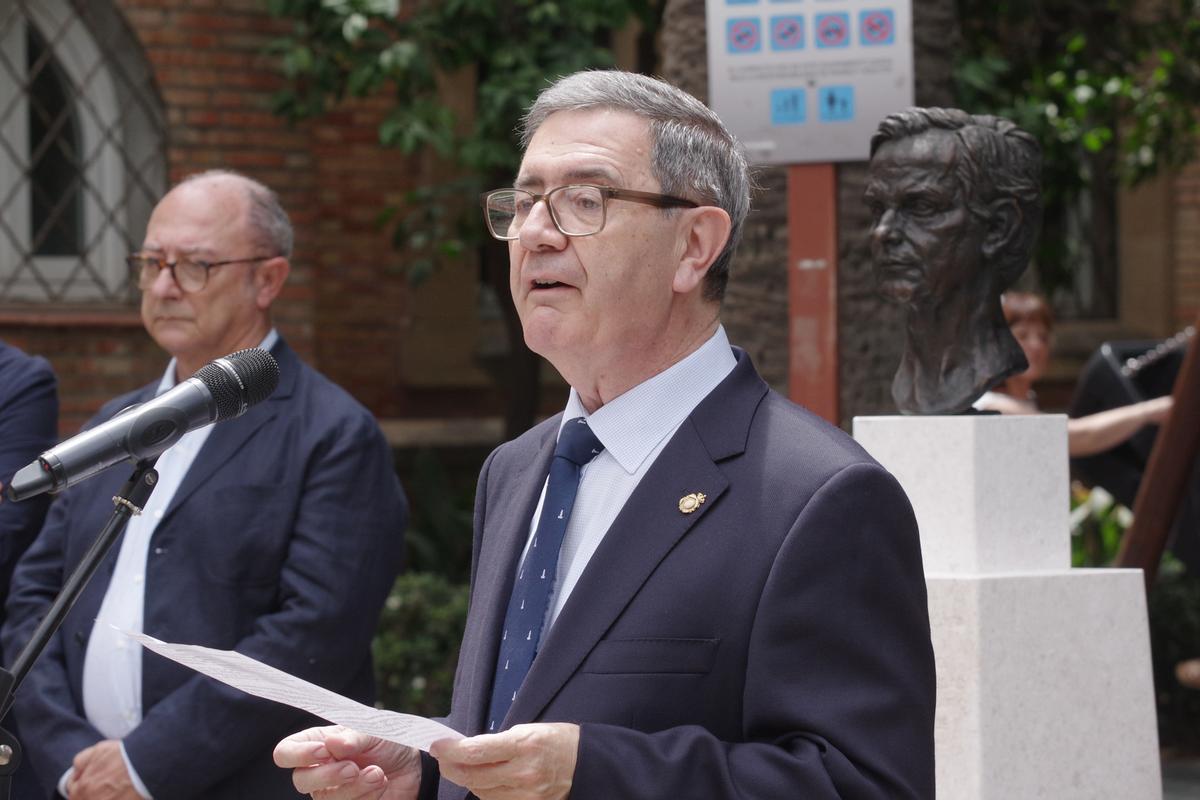 El Ayuntamiento instala un monumento en los jardines del Hospital Noble en reconocimiento al pintor Félix Revello de Toro