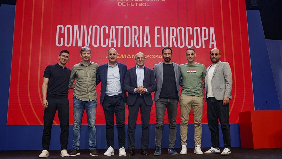 Luis de la Fuente, seleccionador nacional, en el centro, junto a su cuerpo técnico en el anuncio de la convocatoria de la selección.