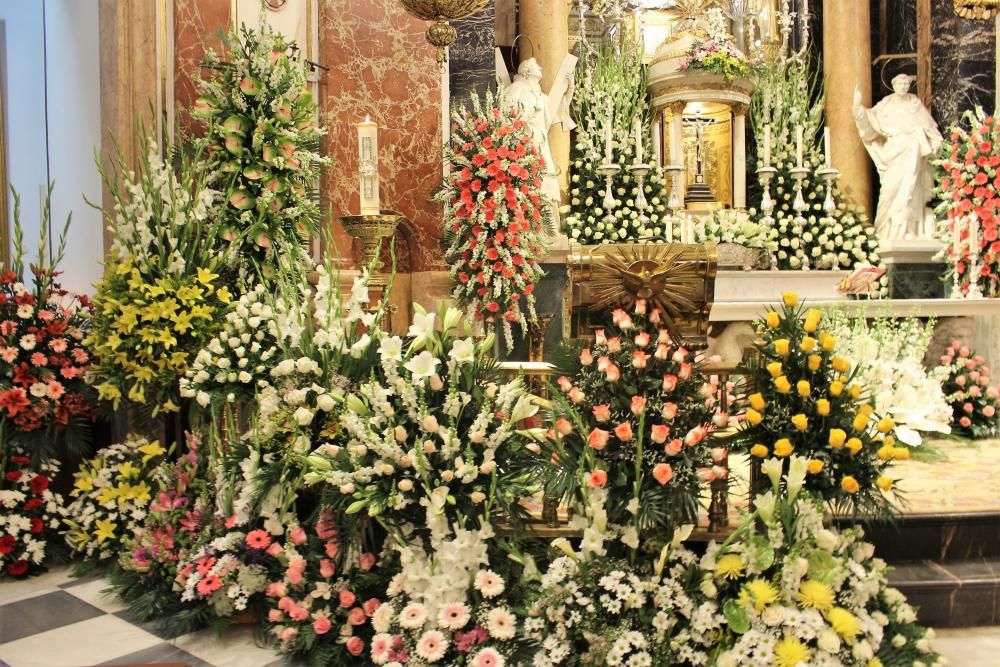 Los floristas decoran la Basílica de la Virgen de los Desamparados