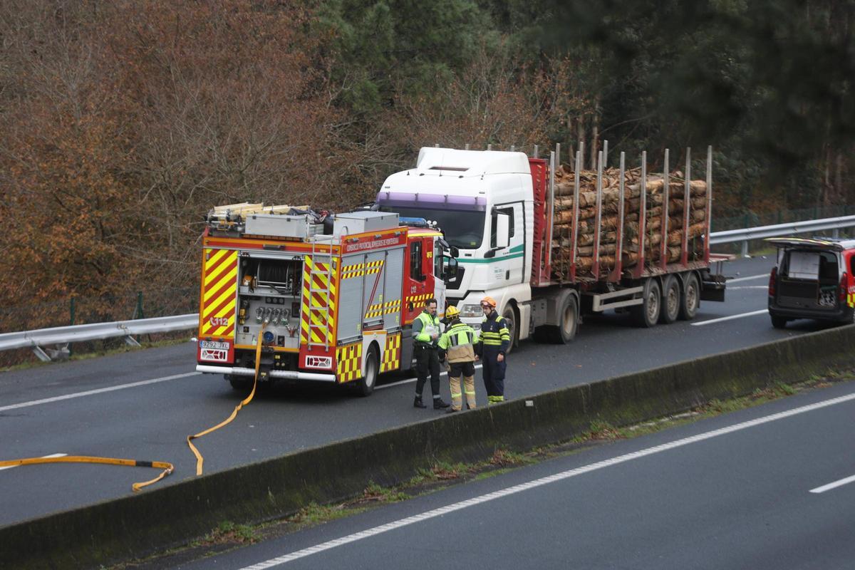 Un accidente entre un camión de mercancías peligrosas y un turismo deja dos heridos y dificulta la circulación en la AP-9