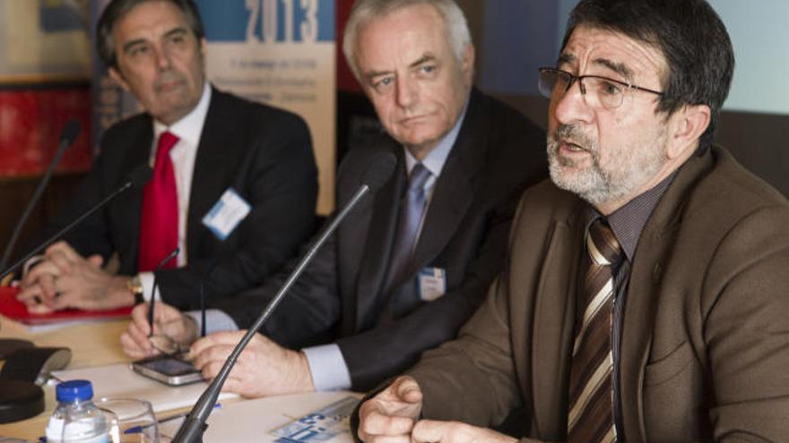 Pilar del Olmo, a su llegada al acto, junto a Aurelio Tomás y Alberto Castro.