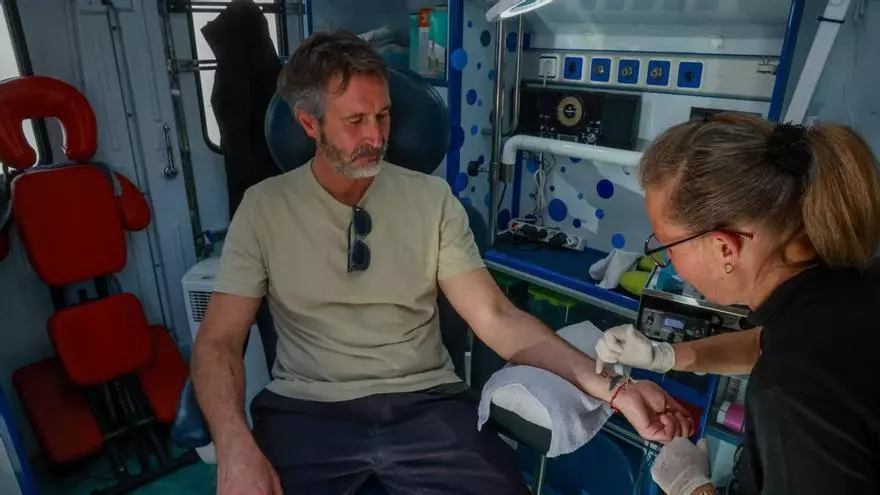 El alcalde de Vilagarcía se tatúa por una buena causa