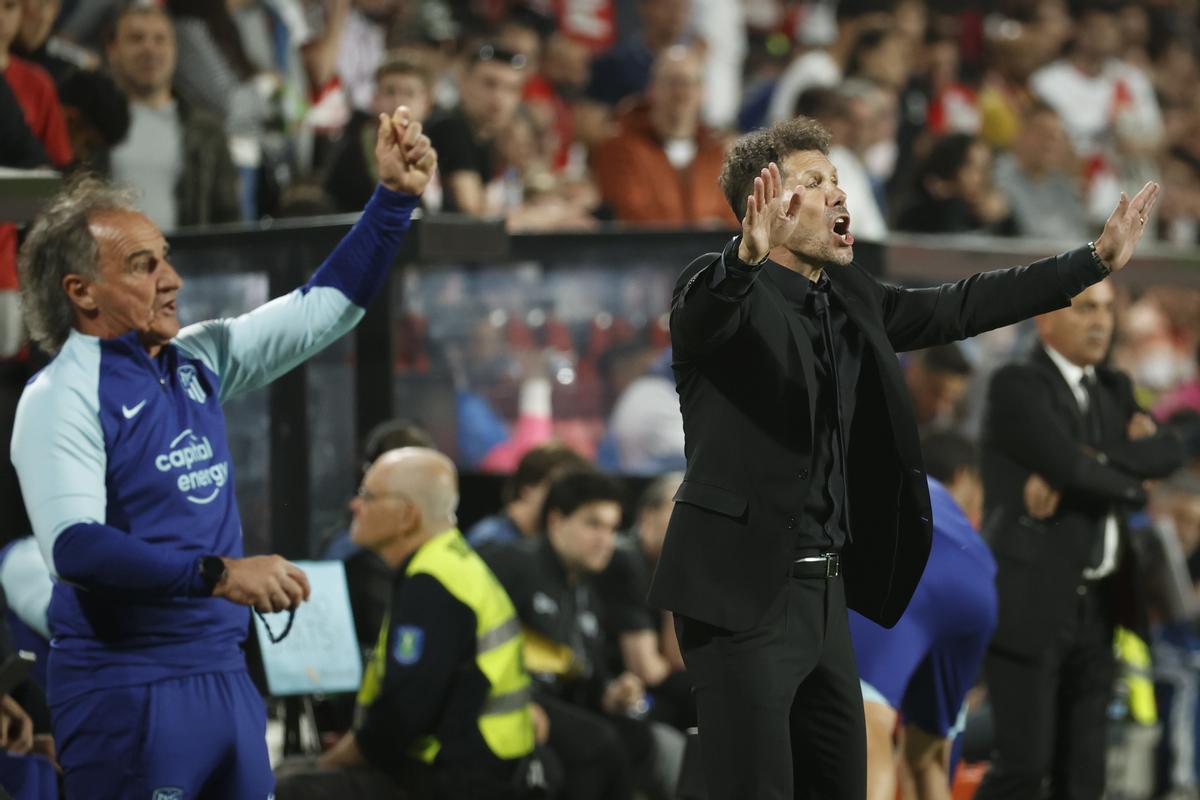 Simeone dando  instrucciones, durante el partido de este domingo entre el Rayo Vallecano y el Atlético de Madrid