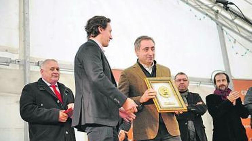 Albano Longo hace entrega del «Afuega&#039;l pitu de oro» a Luis Alberto Martínez.
