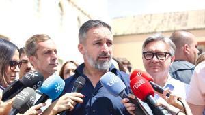 El presidente de Vox, Santiago Abascal, en una atención a los medios en Montilla (Córdoba).