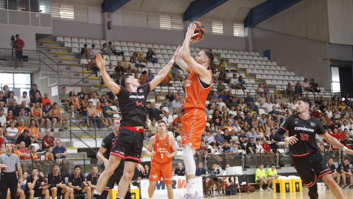 Víctor Claver, en su primer partido con el Valencia BC tras el Mundial