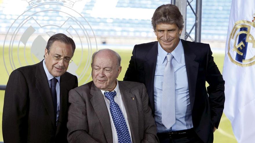 Florentino Pérez, Alfredo Di Stéfani y Manuel Pellegrini, en la presentación del entrenador chileno con el Real Madrid.