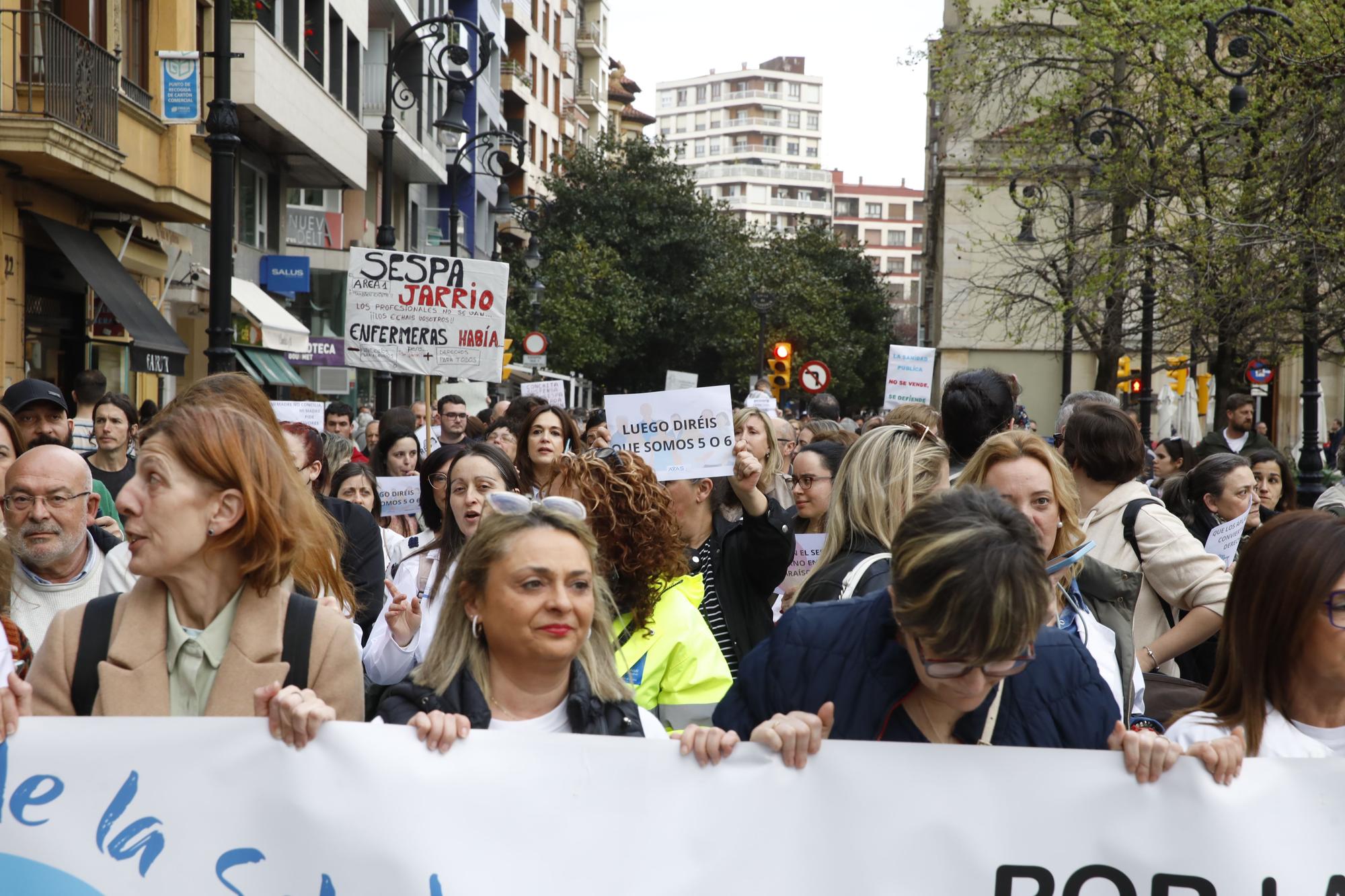 En imágenes: Los sanitarios se manifiestan en Gijón al grito de "no queremos más dinero, queremos mejores condiciones laborales"