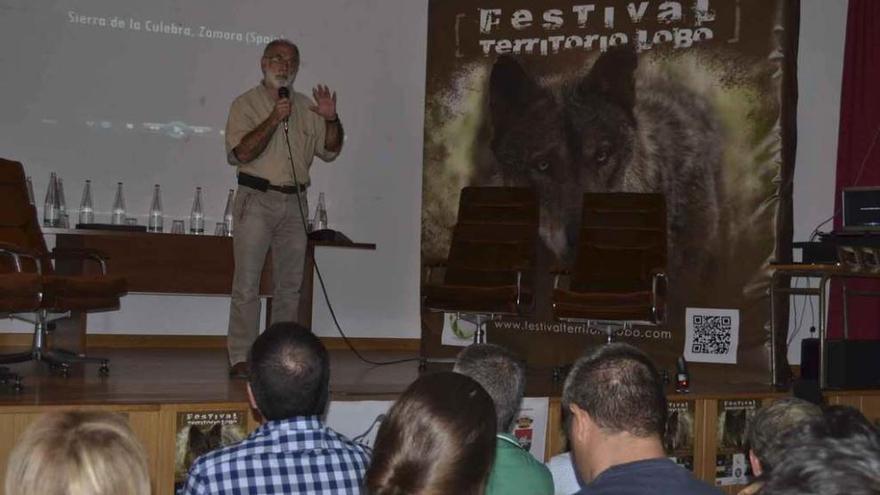 El especialista Carlos Sanz durante la ponencia sobre el lobo ayer en Villardeciervos.