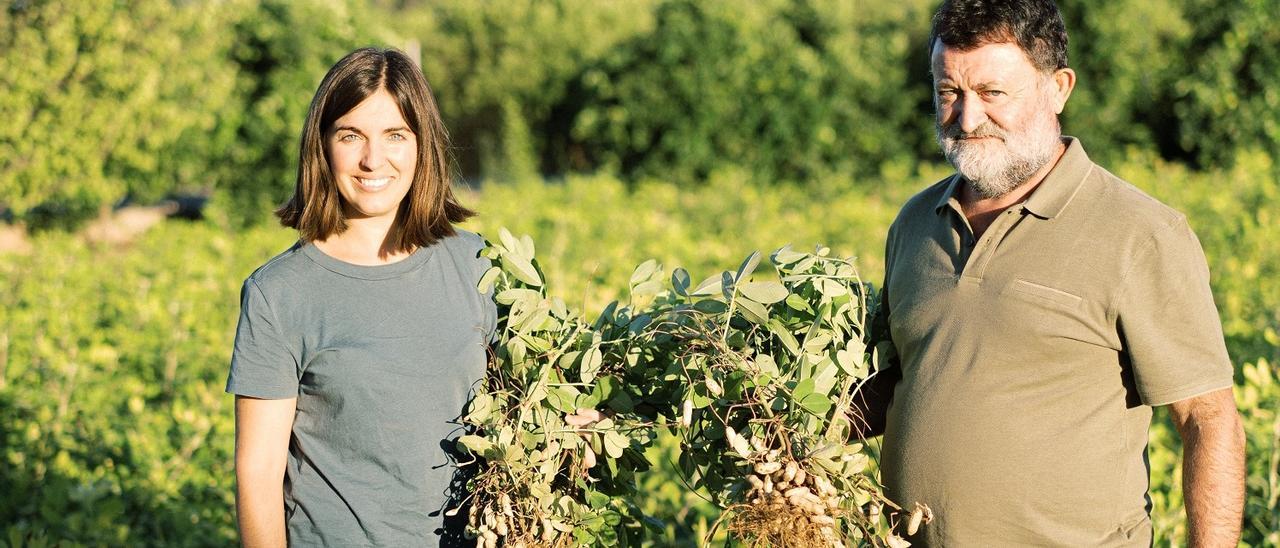 Ana Climent y su padre Eduardo, en sus campos de la Granja de la Costera.