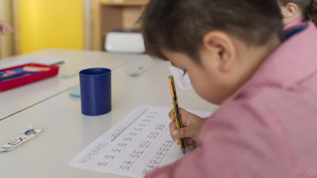 31/03/2016 Colegio, aula, primaria, infantil, clase, niño, niña, niños, jugando, jugar, juegos, estudiando, estudiar, escribir, escribiendo, deberes EUROPA SOCIEDAD ESPAÑA