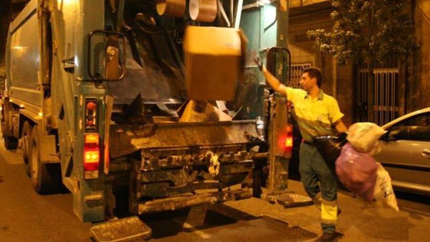 Un operario trabajando en la recogida de residuos.