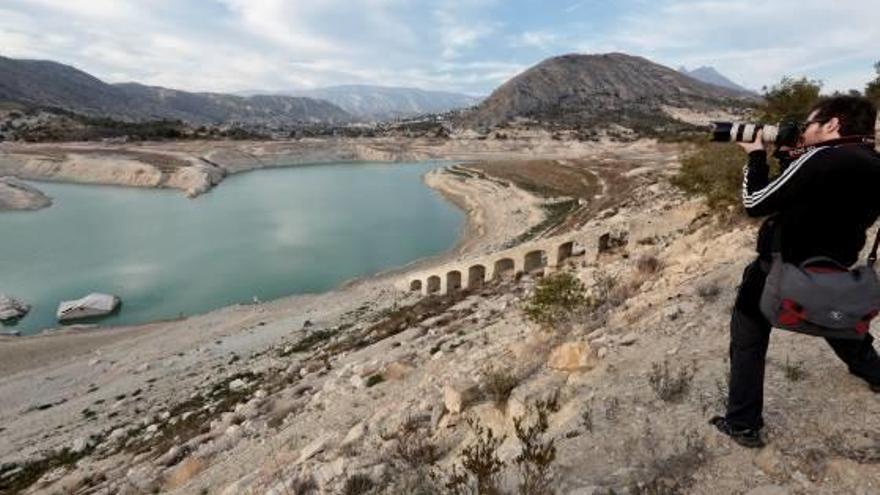 El embalse del Amadorio, en La Vila Joiosa, se encuentra en la actualidad al 19,33% de su capacidad, con 3,06 hectómetros cúbicos de agua almacenados.