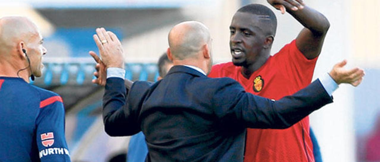 Sissoko celebra con Albert Ferrer el gol que le marcó a la Llagostera en Son Moix.