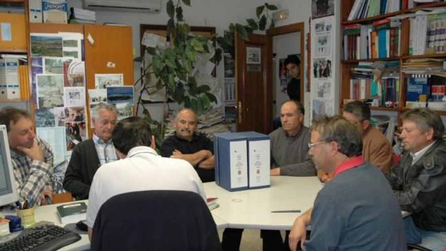 Ediles en una sesión plenaria del Ayuntamiento de Riofrío.