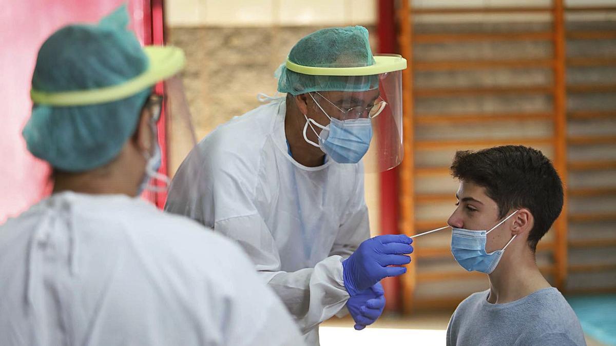 Pruebas a un alumno de un colegio para detectar si tiene coronavirus.