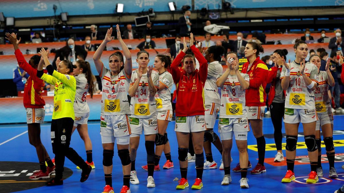 Las jugadoras españolas, que lucharán por el bronce, aplauden a los aficionados tras caer derrotadas ante Noruega.