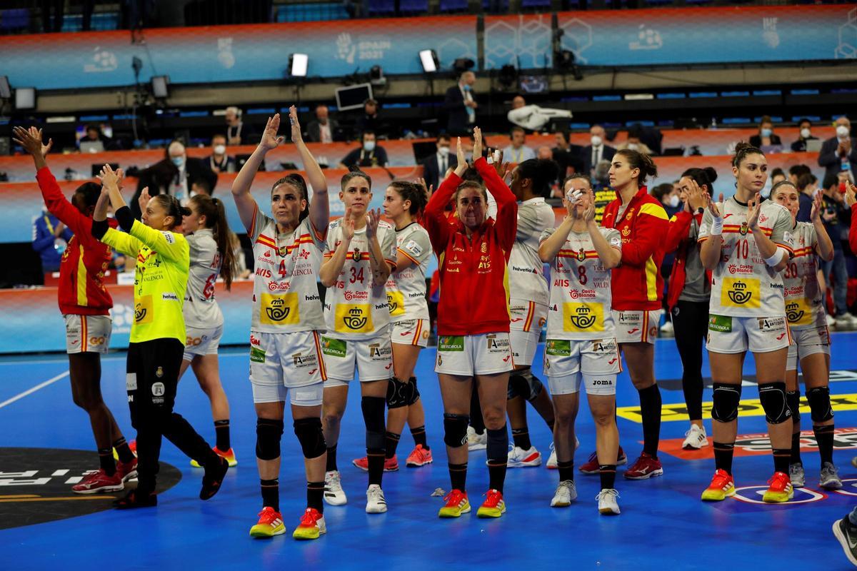 Las jugadoras españolas, que lucharán por el bronce, aplauden a los aficionados tras caer derrotadas ante Noruega.