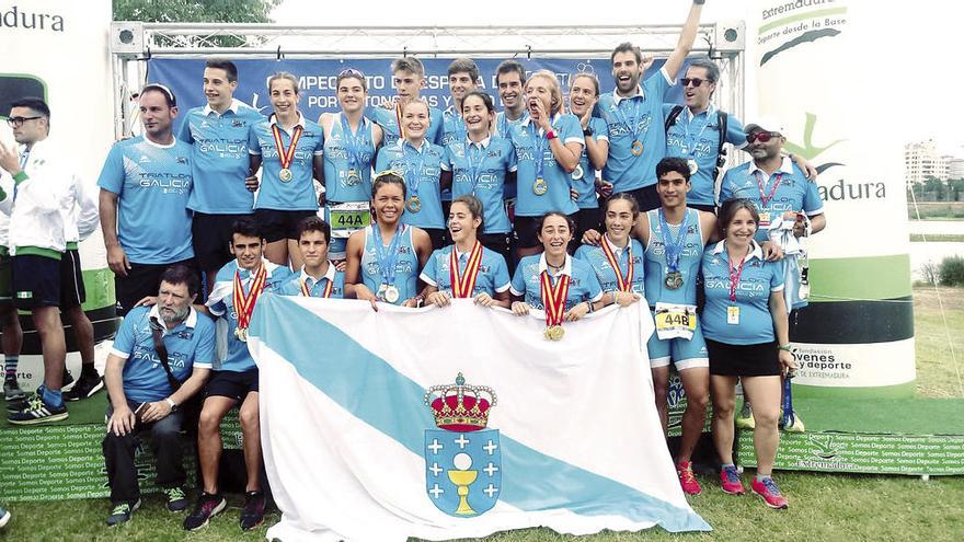 Arriba, los triatletas gallegos que compitieron en el campeoanto de España en Badajoz. A la izqda., el equipo sénior del relevo mixto, con Iria Rodríguez, Joselyn Brea, Martín Carrera y Luismi Velasquez. // FdV