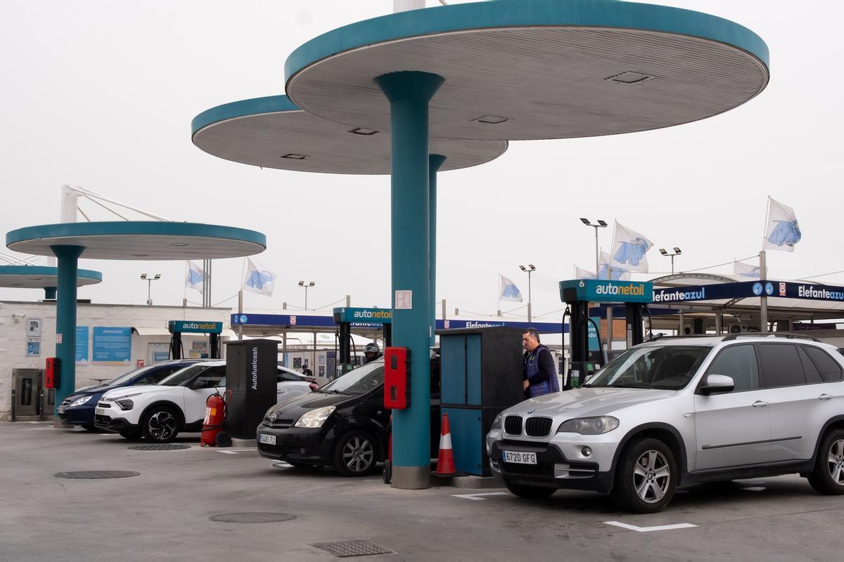 Coches en los surtidores de la estación de sercicio Autonetoil de la calle Son Pendola