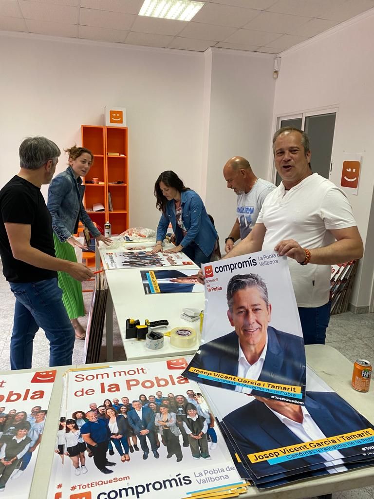 Noche de cuelga de carteles electorales en Camp de Túria