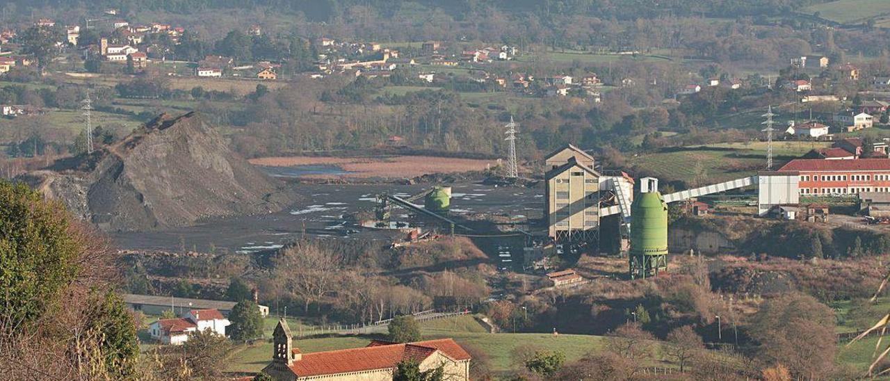 En el centro de la imagen, parte de los terrenos de Mina La Camocha, con la escombrera norte a la izquierda y a continuación la balsa de lodos.