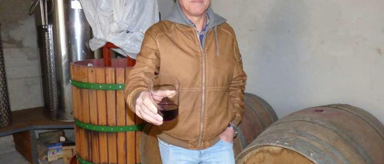 Nilo González, en su bodega, con un vaso del vino ganador.