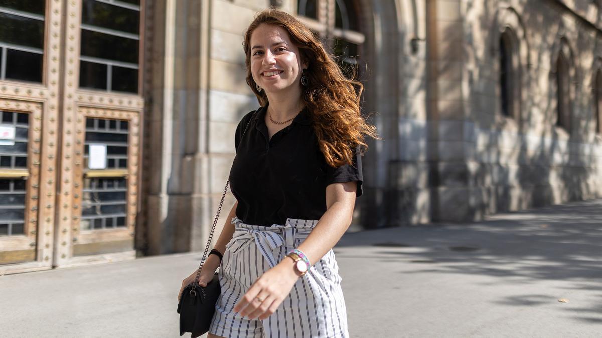 Ana Santamaria, ante el edificio histórico de la UB, este verano.