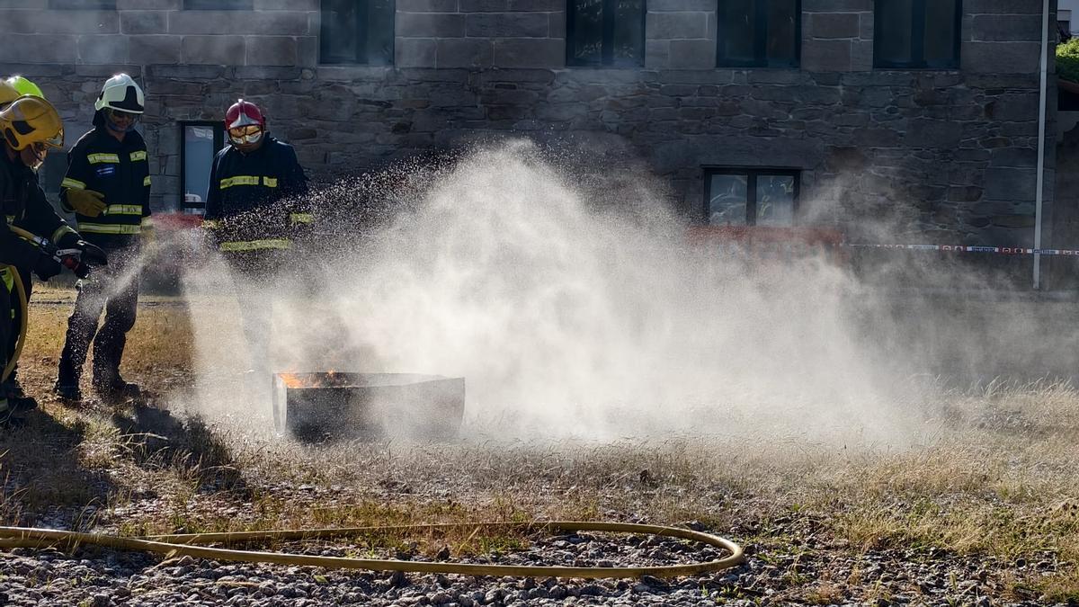 Voluntarios de Protección Civil de toda Galicia se forman contra el fuego en Domaio Voluntarios de Protección Civil de toda Galicia se forman contra el fuego en Domaio