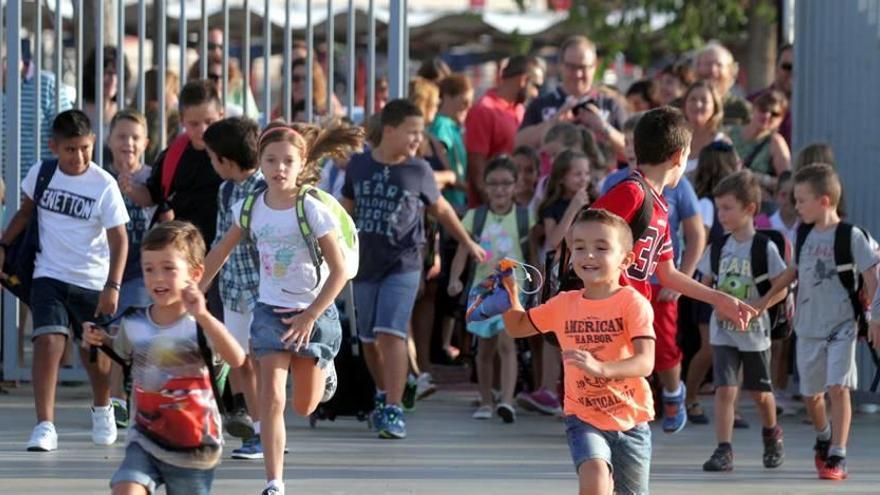 Niños de Infantil entrando al colegio Atalaya, en su primer día de clase, en una imagen de archivo.