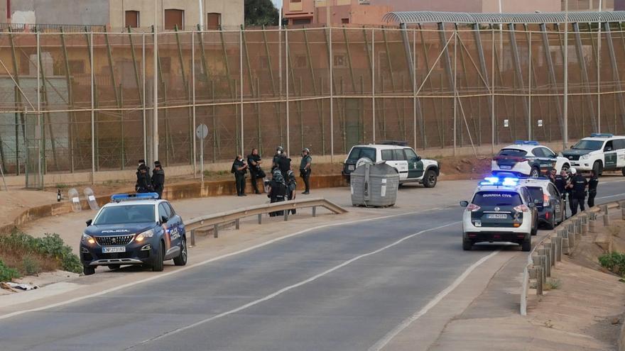 La Guardia Civil impide que unos 100 migrantes salten la valla de Melilla
