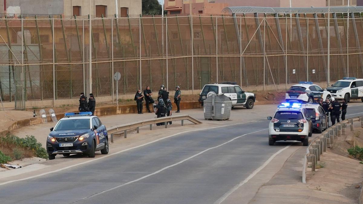 La Guardia Civil impide que unos 100 migrantes salten la valla de Melilla.