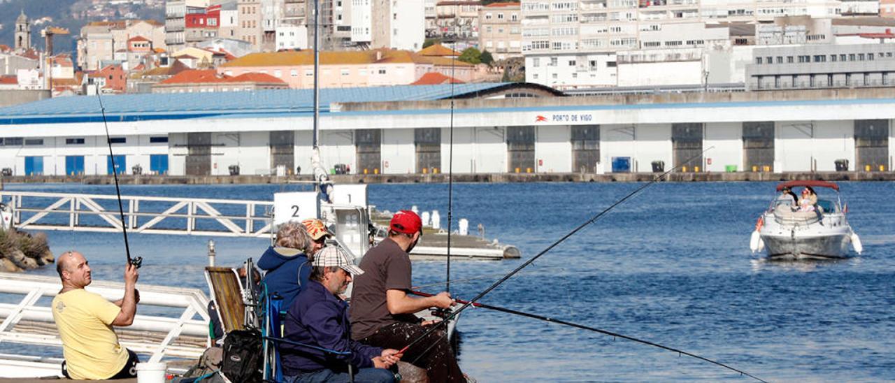 Pescadores recreativos aprovecharon el fin de semana para lanzar sus cañas en Bouzas. // José Lores