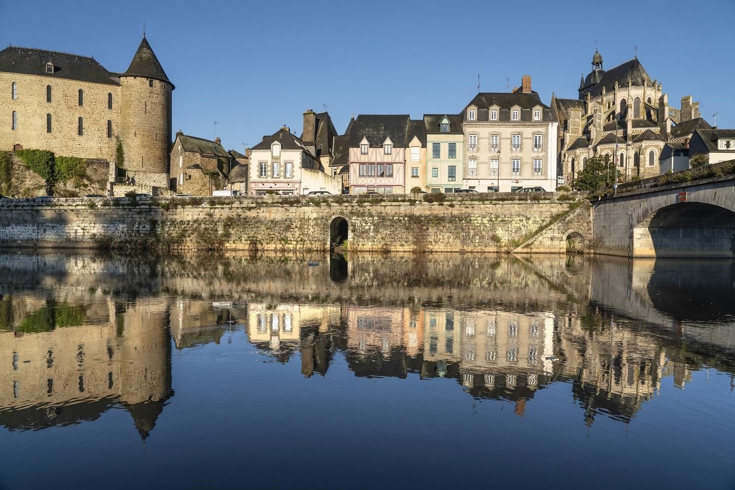 Orilla del río Mayenne con el castillo de la ciudad a su izquierda.